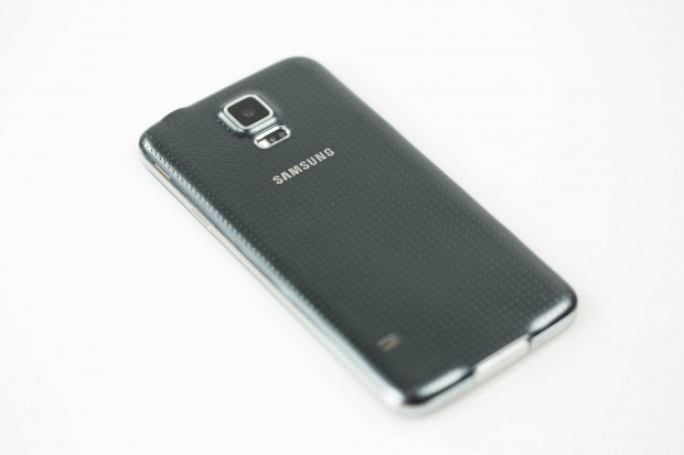 Die Rückseite ist mit einem rutschfesten Material beschichtet. (Bild: Fabian Hamacher/Golem.de)